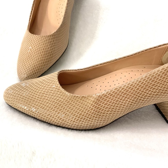 Nude Low Heel Almond Toe Snake Skin Loafer Pumps Tan  Slip On Dressy Shoe Sz 7 - Picture 4 of 14